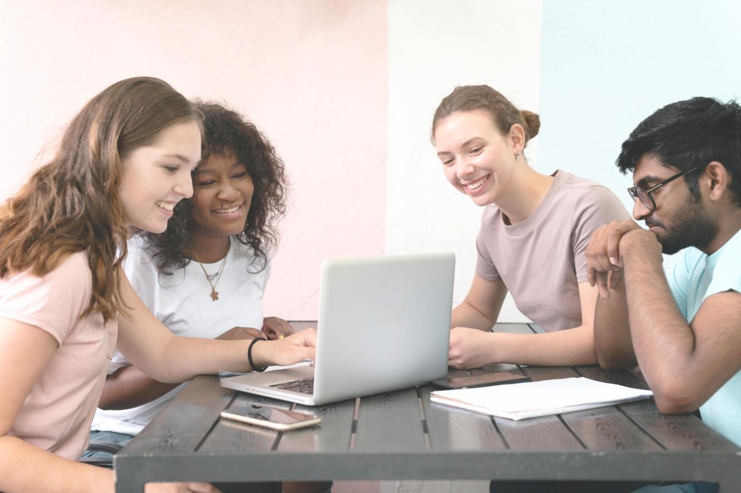 Empresario revisando estrategia financiera con mentor en sesión de trabajo